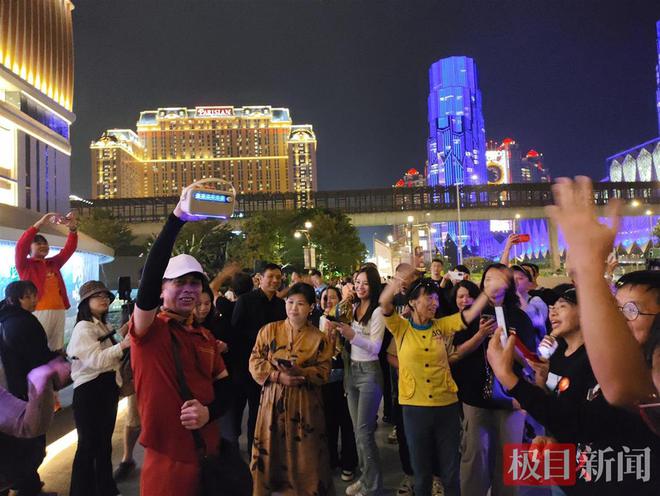 合唱盛况有歌迷为看秀提前两月从美回国QMH球盟会刀郎澳门演唱会场外再现大(图3)