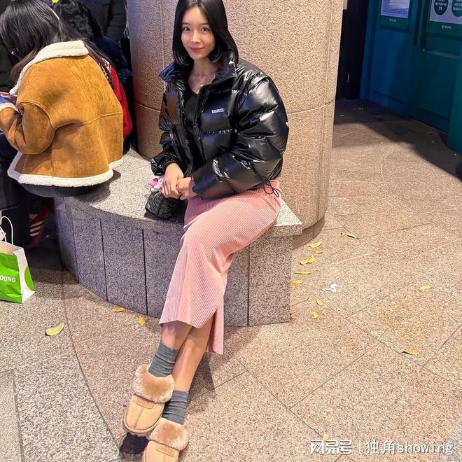 健身裤与粉裙时尚潮流新选择球盟会网站短款羽绒服搭配