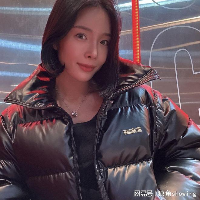 健身裤与粉裙时尚潮流新选择球盟会网站短款羽绒服搭配(图2)