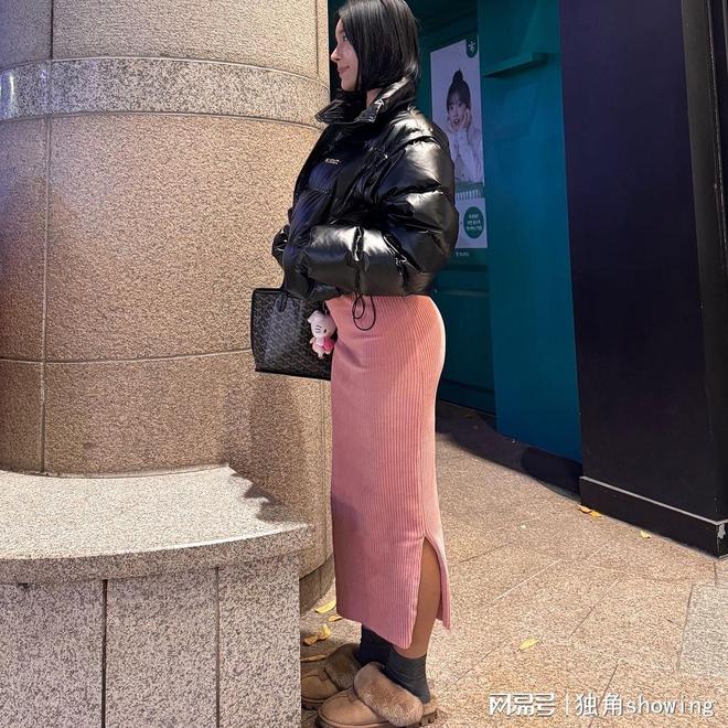 健身裤与粉裙时尚潮流新选择球盟会网站短款羽绒服搭配(图3)