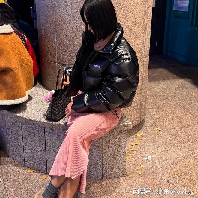 健身裤与粉裙时尚潮流新选择球盟会网站短款羽绒服搭配(图5)