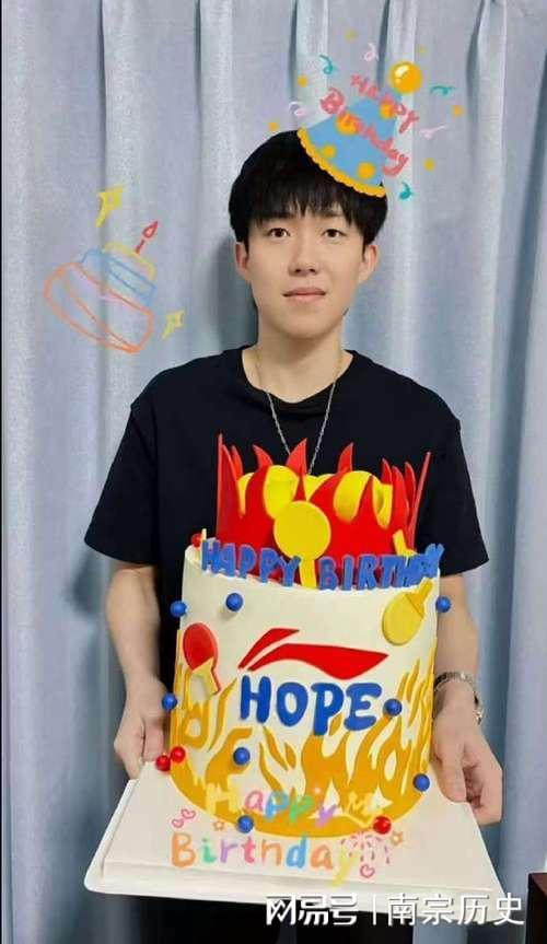 送行一脸慈祥仿佛家长送孩子上学有爱!国乒出征多哈马龙为孙颖莎(图4)